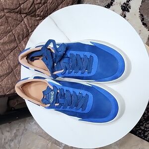 Like new great condition Vionic Elsa Nubuck Sneakers size 5